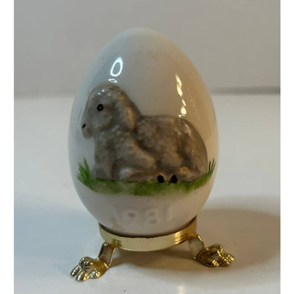 Vintage Goebel 1981 4th Annual Porcelain Easter Egg LAMB With Gold Stand - Picture 2 of 4